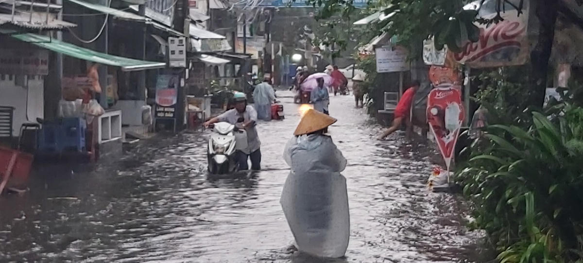 Nước ngập bủa vây nhiều nơi, xe chết máy phải dẫn bộ