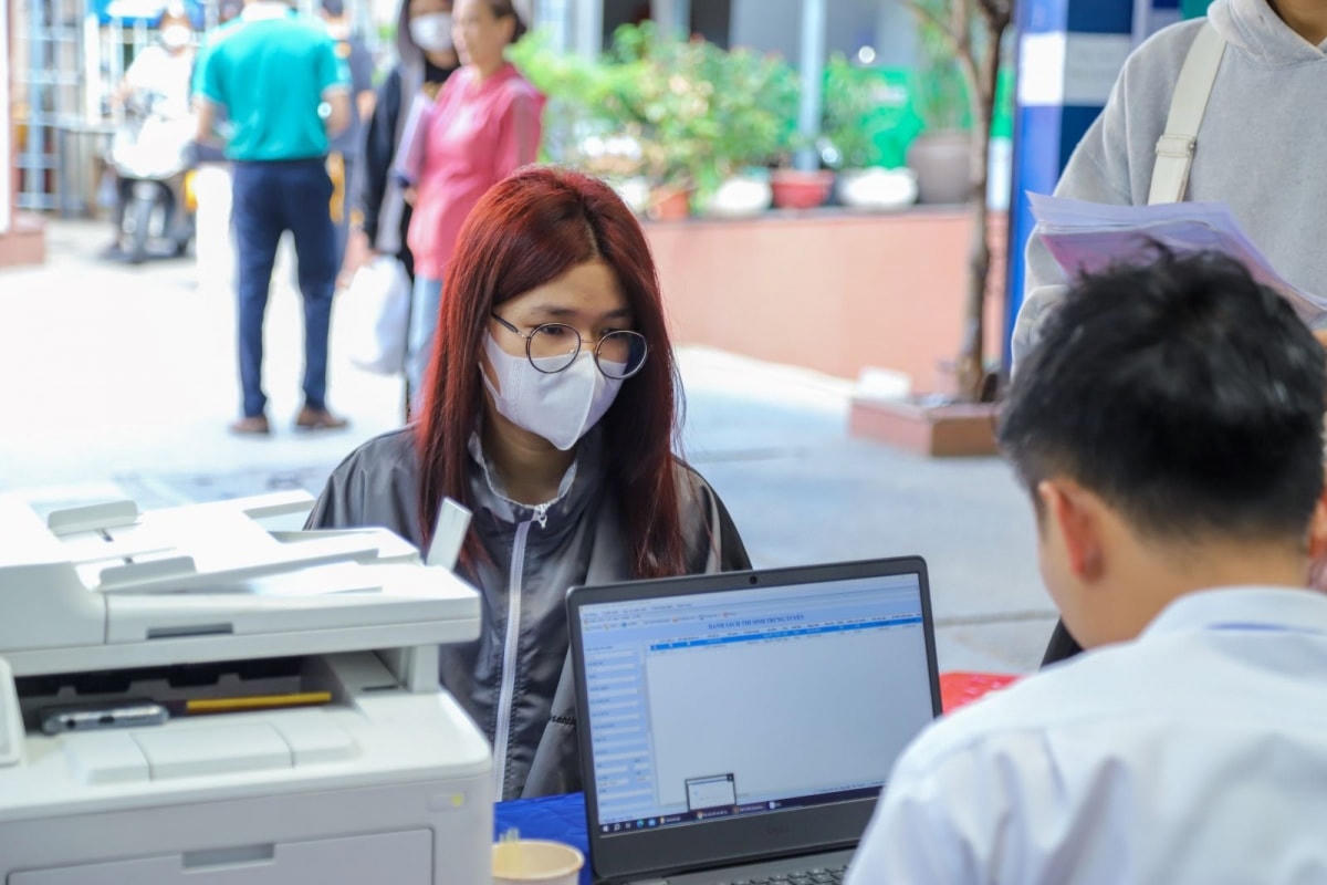 Thí sinh trúng tuyển làm thủ tục nhập học. Ảnh: NTTU.