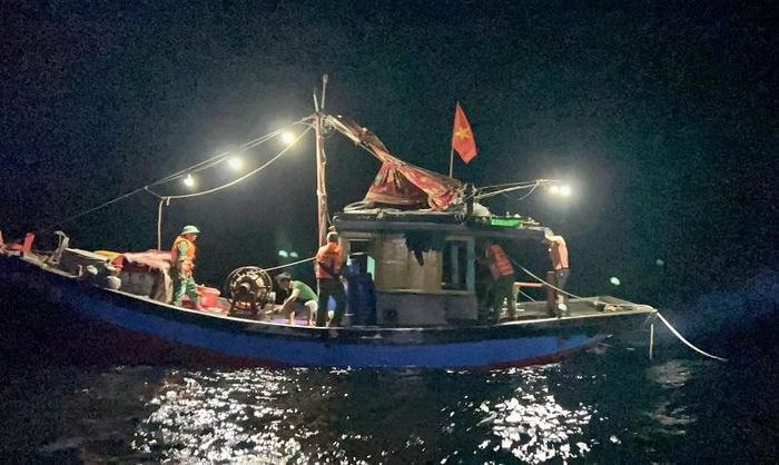 Lực lượng chức năng bắt quả tang 4 tàu giã cào của tỉnh Nghệ An đang có hành vi khai thác thủy sản trái phép.