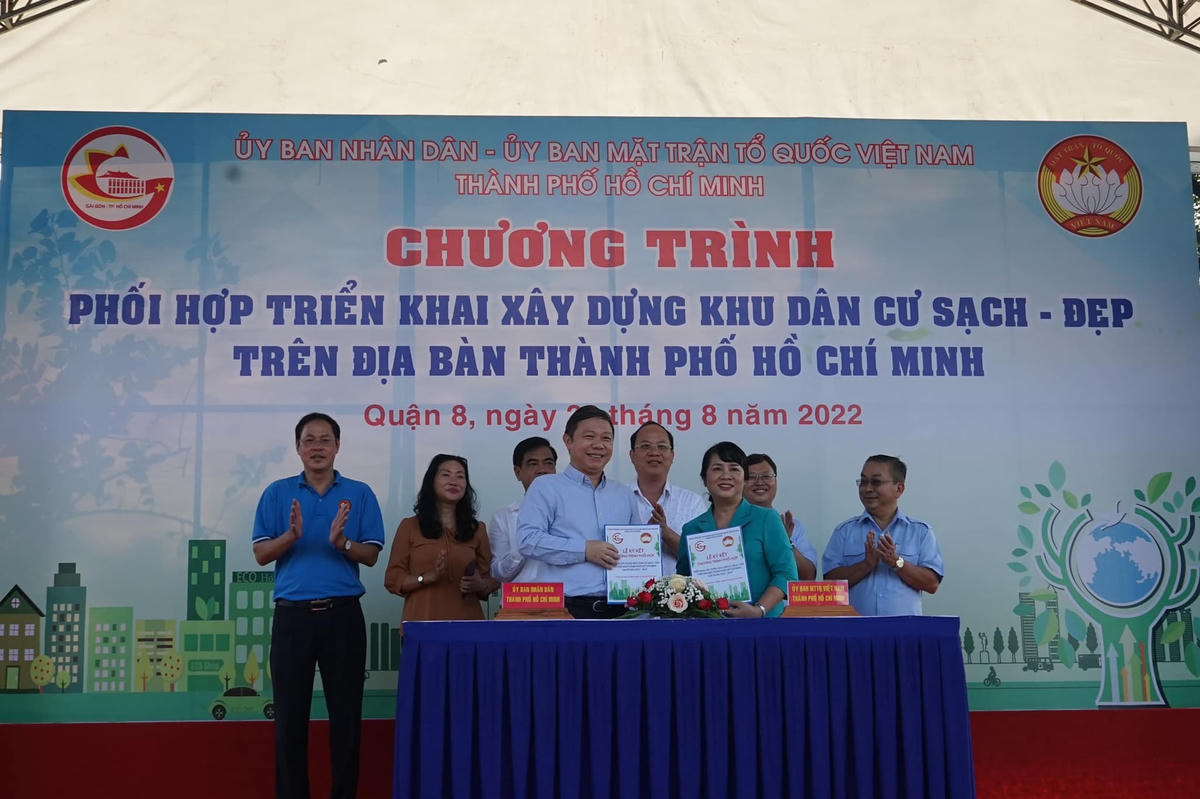 Đại diện Ủy ban MTTQ Việt Nam Thành phố và UBND Thành phố ký kết chương trình phối hợp thực hiện Chương trình triển khai xây dựng “Khu dân cư sạch - đẹp” trên địa bàn giai đoạn 2022 - 2024.