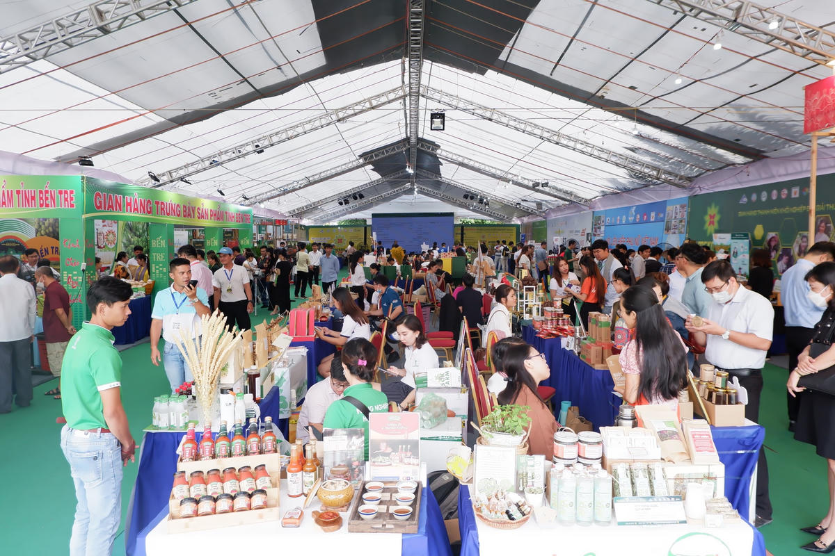 Hình ảnh nhộn nhịp ghi nhận tại Phiên chợ khởi nghiệp xanh.