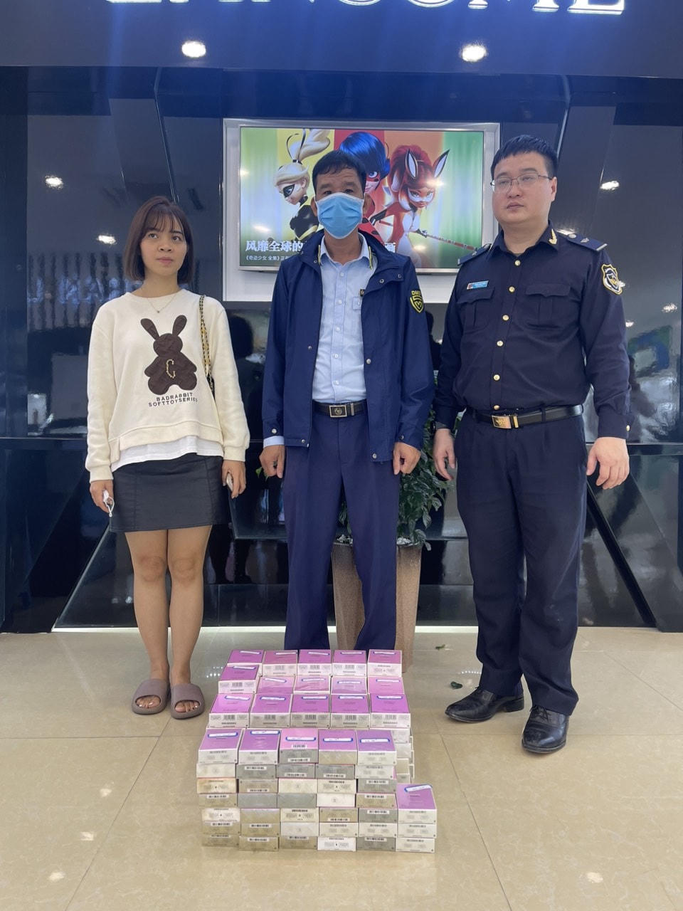 Lực lượng chức năng kiểm tra và phát hiện Cửa hàng lưu niệm Hải Dương Xanh đang bày bán 134 lọ nước hoa giả mạo nhãn hiệu Chanel. Ảnh: Đội QLTT số 4 cung cấp.