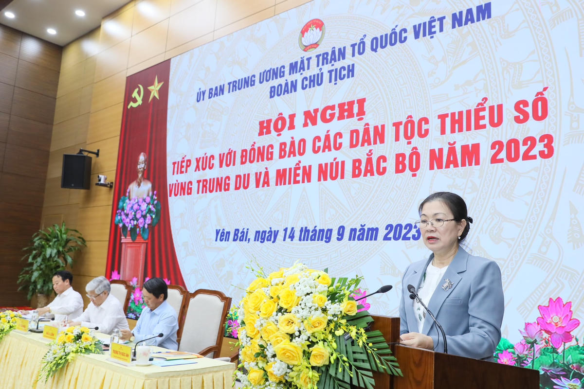 Phó Chủ tịch Trương Thị Ngọc Ánh báo cáo tình hình đồng bào DTTS các tỉnh trung du, miền núi Bắc bộ trong những tháng đầu năm 2023.