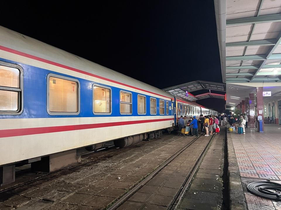 Hành khách trải nghiệm tuyến đường sắt Bắc - Nam.