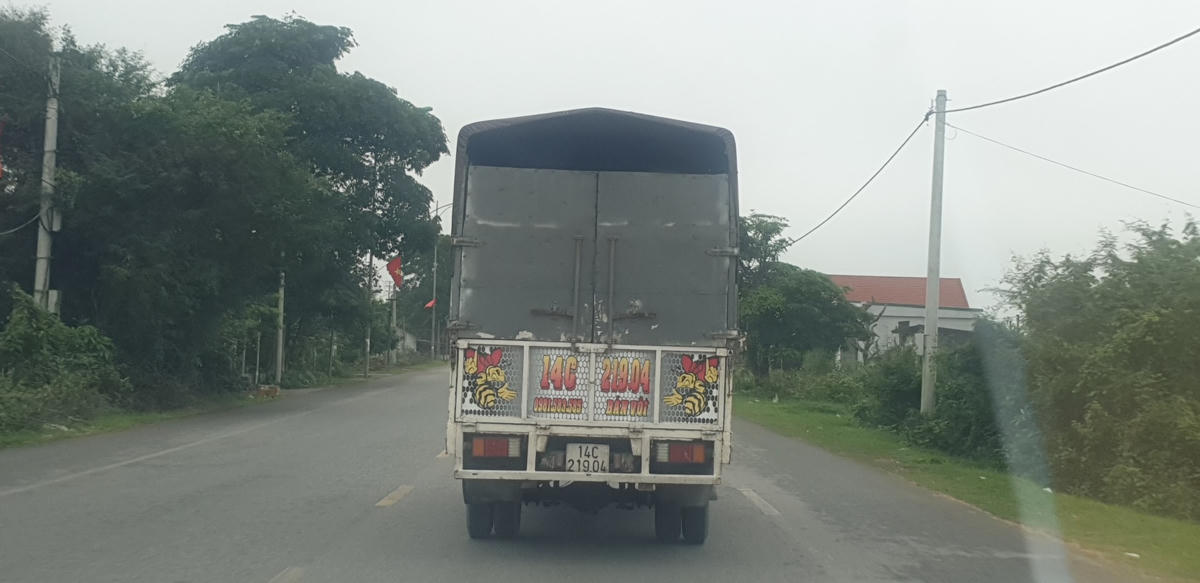 Xe tải chở các can nhựa đựng xăng dầu về kho chứa tạm.