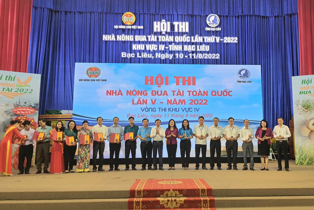 Lãnh đạo tỉnh Bạc Liêu tặng quà lưu niệm cho các đội tham gia ở Hội thi.