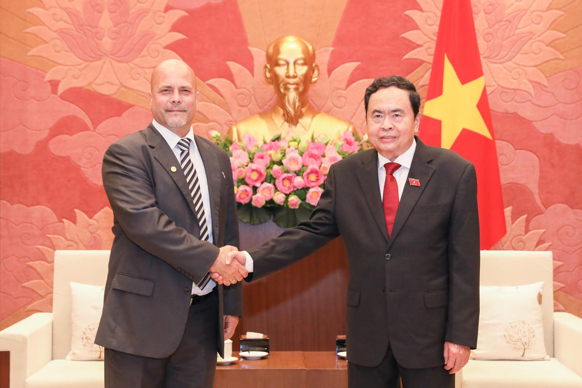 Phó Chủ tịch Thường trực Quốc hội Trần Thanh Mẫn và Chủ tịch Ủy ban Bảo vệ Cách mạng Cuba Gerardo Hernandez Nordelo.