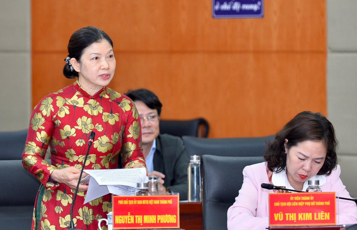 Phó Chủ tịch Ủy ban MTTQ Việt Nam TP Hải Phòng Nguyễn Thị Minh Phương báo cáo công tác Mặt trận năm 2022 của Thành phố.