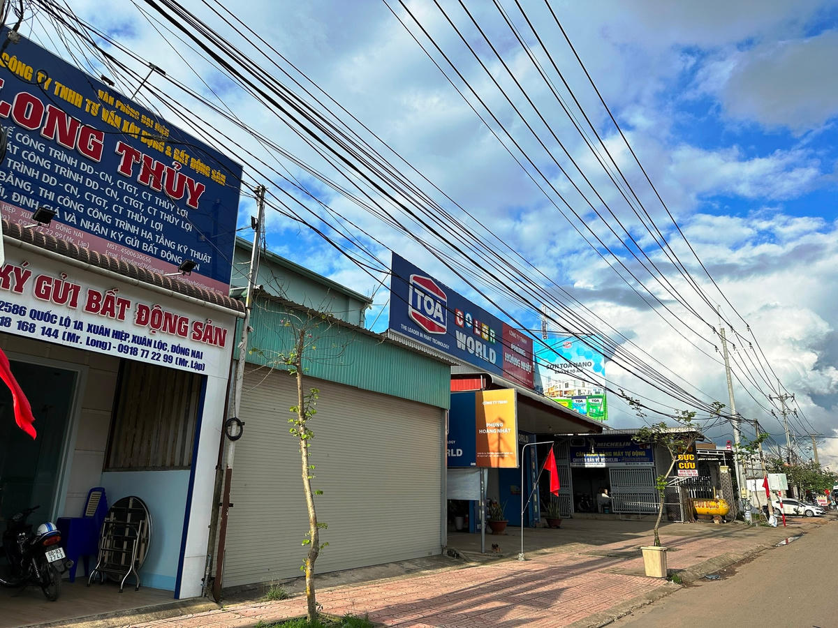 Chuyển dịch cơ cấu kinh tế mạnh mẽ theo hướng phát triển thương mại – dịch vụ giúp Xuân Hiệp đổi thay toàn diện trên nhiều mặt. Ảnh Mạnh Thìn.