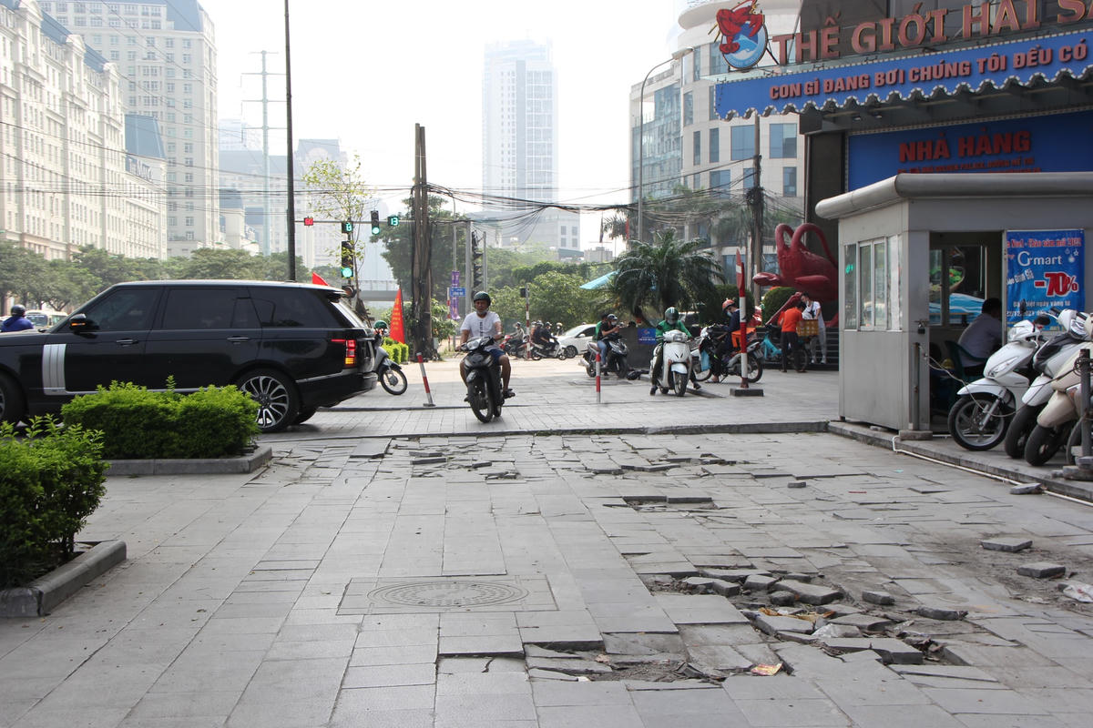 Đá lát vỉa hè trên nhiều tuyến phố Thủ đô Hà Nội bị vỡ nát, lởm khởm sau một thời gian đưa vào sử dụng.Theo tìm hiểu, vào năm 2016 thành phố Hà Nội ban hành quy định mới về cải tạo hè phố. Mục tiêu đến năm 2020, vỉa hè của 900 tuyến đường ở 12 quận nội thành được thay thế từ gạch truyền thống sang đá tự nhiên có kết cấu bền vững với tuổi thọ lên đến 70 năm.Qua ghi nhận của PV, hiện tại mặt đá vỉa hè trên nhiều tuyến phố như Mễ Trì, Trung Kính, Trần Duy Hưng, Trần Hữu Dực, Trịnh Văn Bô có dấu hiệu hư hỏng vỡ nát.Đá vỉa hè “vĩnh cửu” trên phố Mễ Trì (ngay tòa nhà Golden palace) bị nát tươm, nhếch nhác sau một thời gian đưa vào sử dụng.Ngoài phố Mễ Trì thì tình trạng đá vỉa hè trên phố Trung Kính cũng rơi vào cảnh tương tự. Không gây mất an toàn cho người dân đi lại mà còn mất mỹ quan đô thị.Mặc dù được giới thiệu là đá vĩnh cửu có độ bền 50 - 70 năm, nhưng sau một thời gian ngắn đưa vào sử dụng đá vỉa hè trên phố Trần Duy Hưng bị bong tróc, vỡ nát.Vỉa hè phố Trịnh Văn Bô vỡ nát, nghiêng ngả.Theo một số người dân cho biết: Vỉa hè chỉ dành cho người đi bộ, nhưng  tình trạng xe máy, xe ô tô leo lên vỉa hè cũng làm cho kết cấu của những viên đá dần dần bị hư hỏng, vỡ nát.
