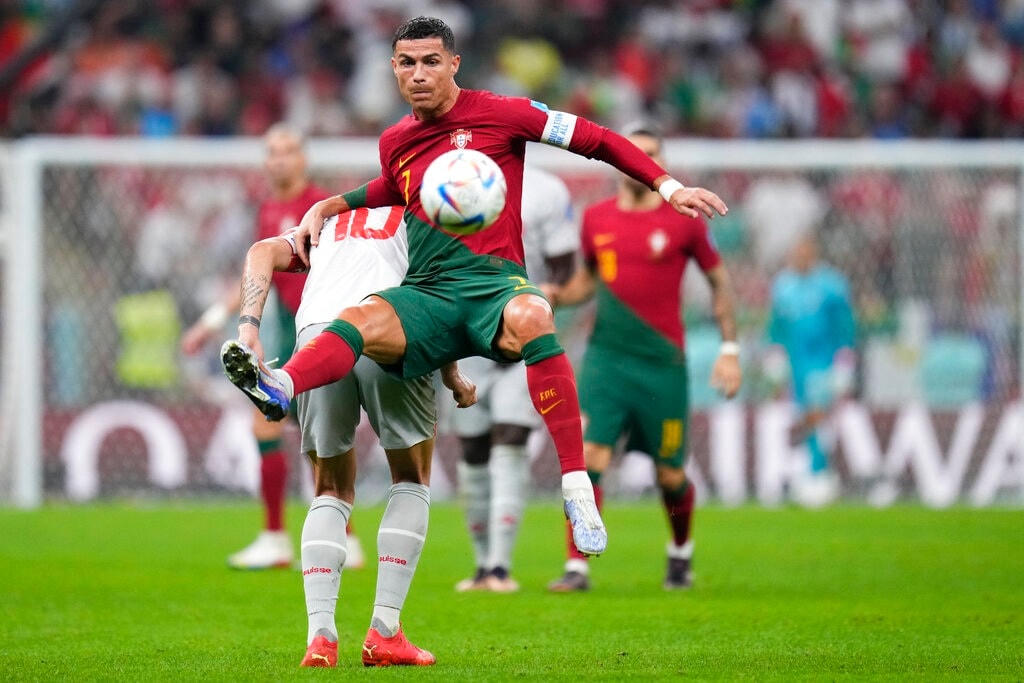 Ronaldo sút tung lưới Thụy Sỹ nhưng bàn thắng không được công nhận (Ảnh: AP).
