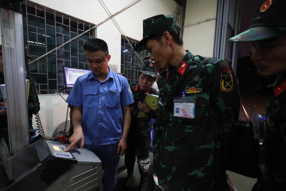 Các đăng kiểm viên quân đội được hướng dẫn thực hành 5 công đoạn trong quy trình kiểm định xe cơ giới dân sự.
