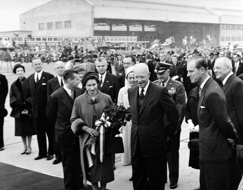 Tổng thống Dwight Eisenhower (đứng giữa, hàng đầu) nói chuyện với Nữ hoàng Elizabeth và Hoàng thân Philip sau khi họ đến sân bay Quốc gia ở Washington, Mỹ, ngày 17/10/1957.