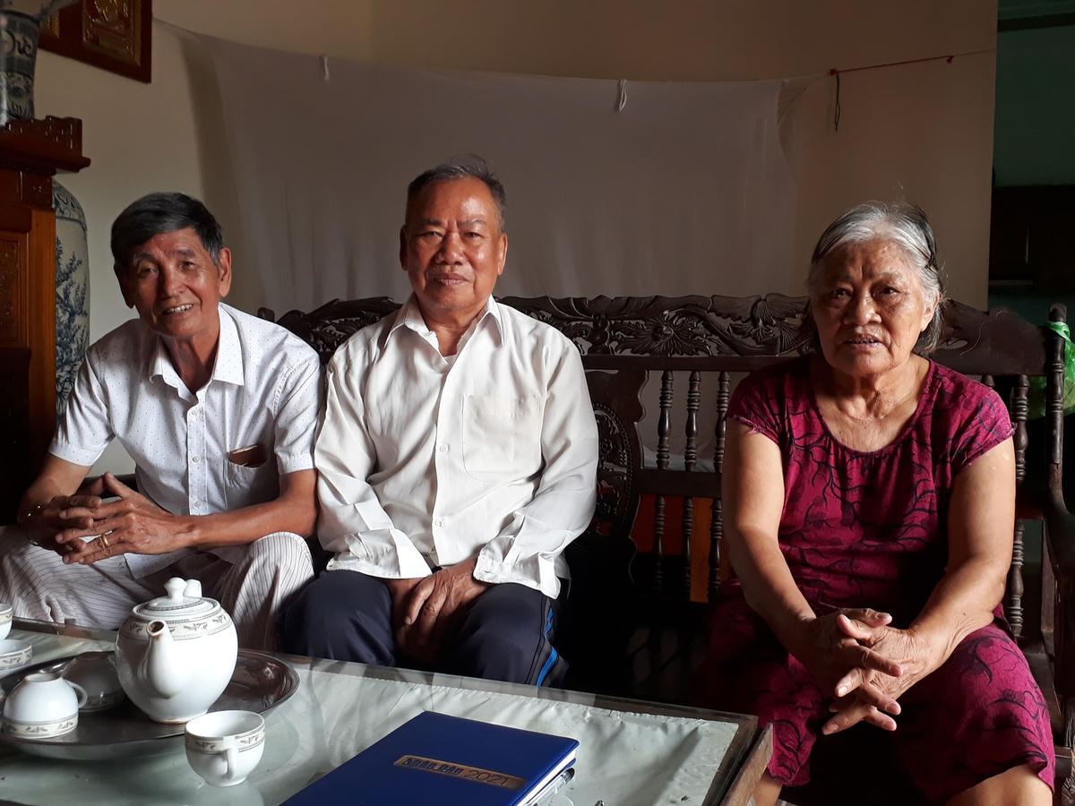 Ông Nguyễn Hữu Vinh (bên trái) và vợ chồng ông Nguyễn Hữu Nghê ôn lại kỷ niệm xưa. Ảnh: Diên Khánh.