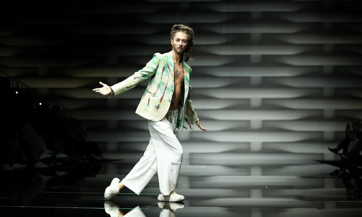 Nhà mốt Emporio Armani - Điểm sáng lớn nhất trong BST lần này chính là đôi croc được đo ni đóng giày bởi hãng. Những người mẫu bước lên sàn diễn với đôi croc đầy mới lạ đã tạo nên một tông màu nhẹ nhàng và thoải mái. Pijama - món quần áo được yêu thích và cũng là món hàng chủ lực của nhà mốt, kết hợp với đôi croc phá cách hứa hẹn sẽ "phá đảo" xu hướng thời trang năm nay. 