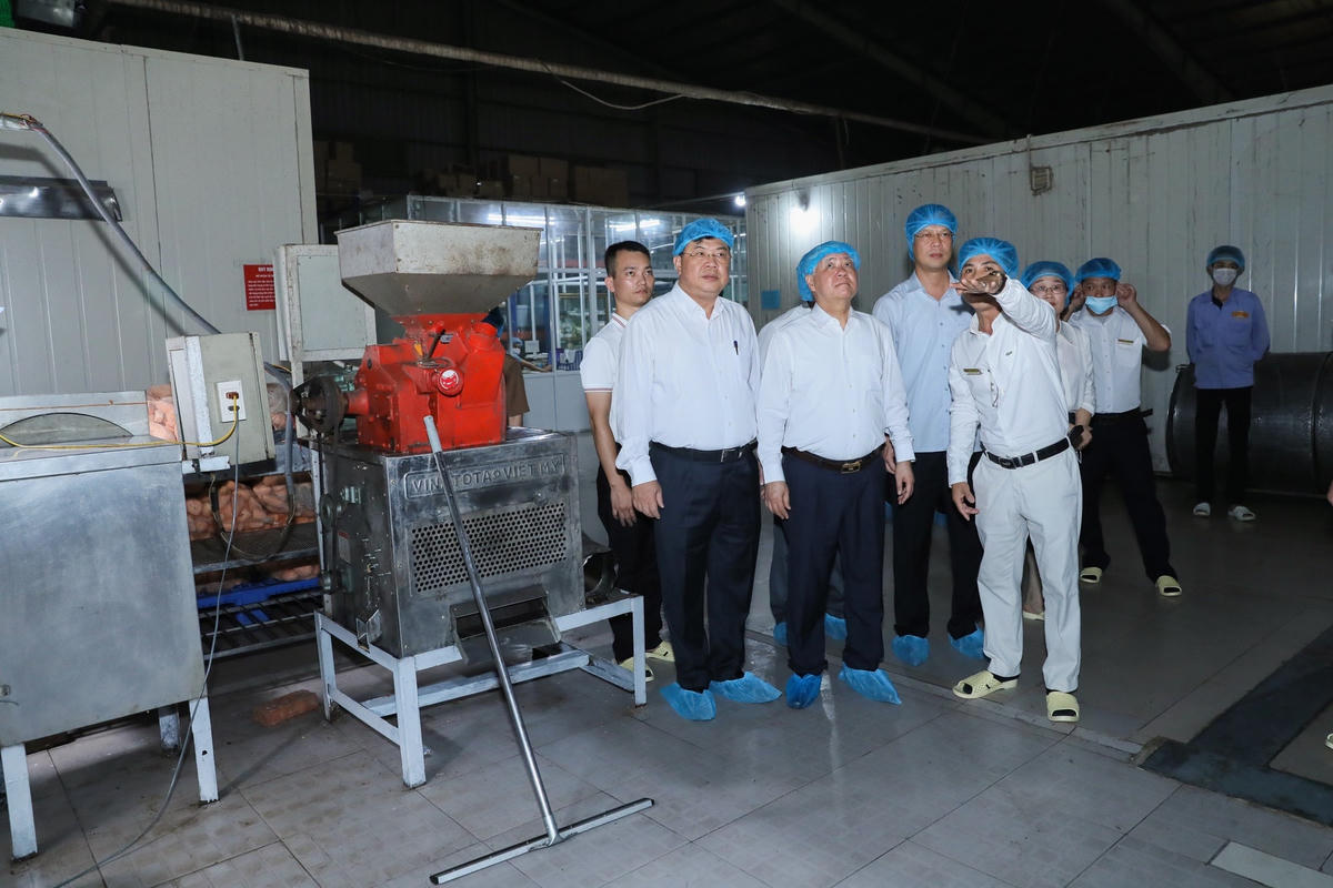 [Ảnh] Chủ tịch UBTƯ MTTQ Việt Nam kiểm tra thực hiện CVĐ 'Người Việt Nam ưu tiên dùng hàng Việt Nam' tại Nam Định