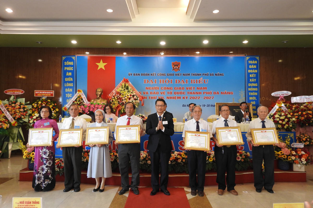 Tập thể và cá nhân có thành tích xuất sắc nhận Bằng khen của Ủy ban MTTQ Việt Nam TP Đà Nẵng. Ảnh Thanh Tùng.