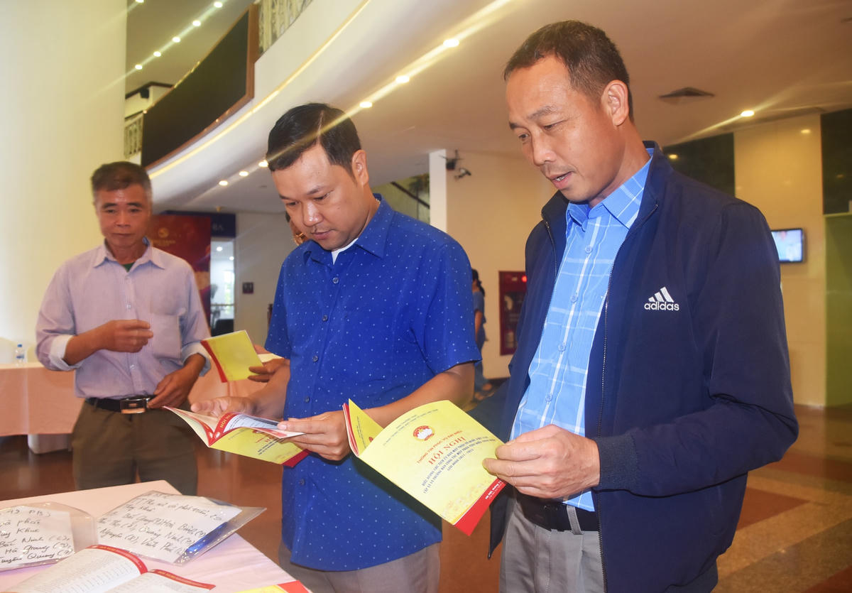 Các đại biểu tham dự Hội nghị tại Trung tâm Phụ nữ và Phát triển (20 Thụy Khuê - Tây Hồ Hà Nội) nghiên cứu thông tin về chương trình Hội nghị.