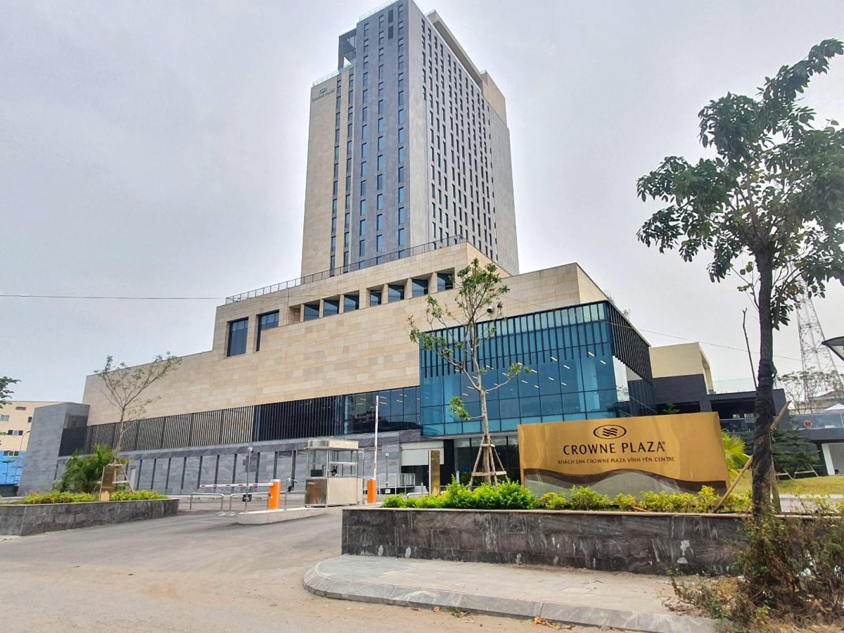 Tổ hợp dịch vụ văn phòng, Khách sạn 5 sao Crowne Plaza vẫn đang trong quá trình hoàn thiện.