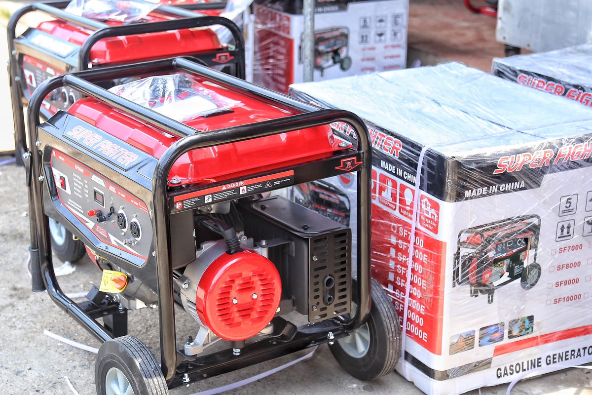 Dù những chiếc máy phát điện có giá không rẻ nhưng tình trạng mất điện liên tục buộc họ phải mua về để tránh nóng.