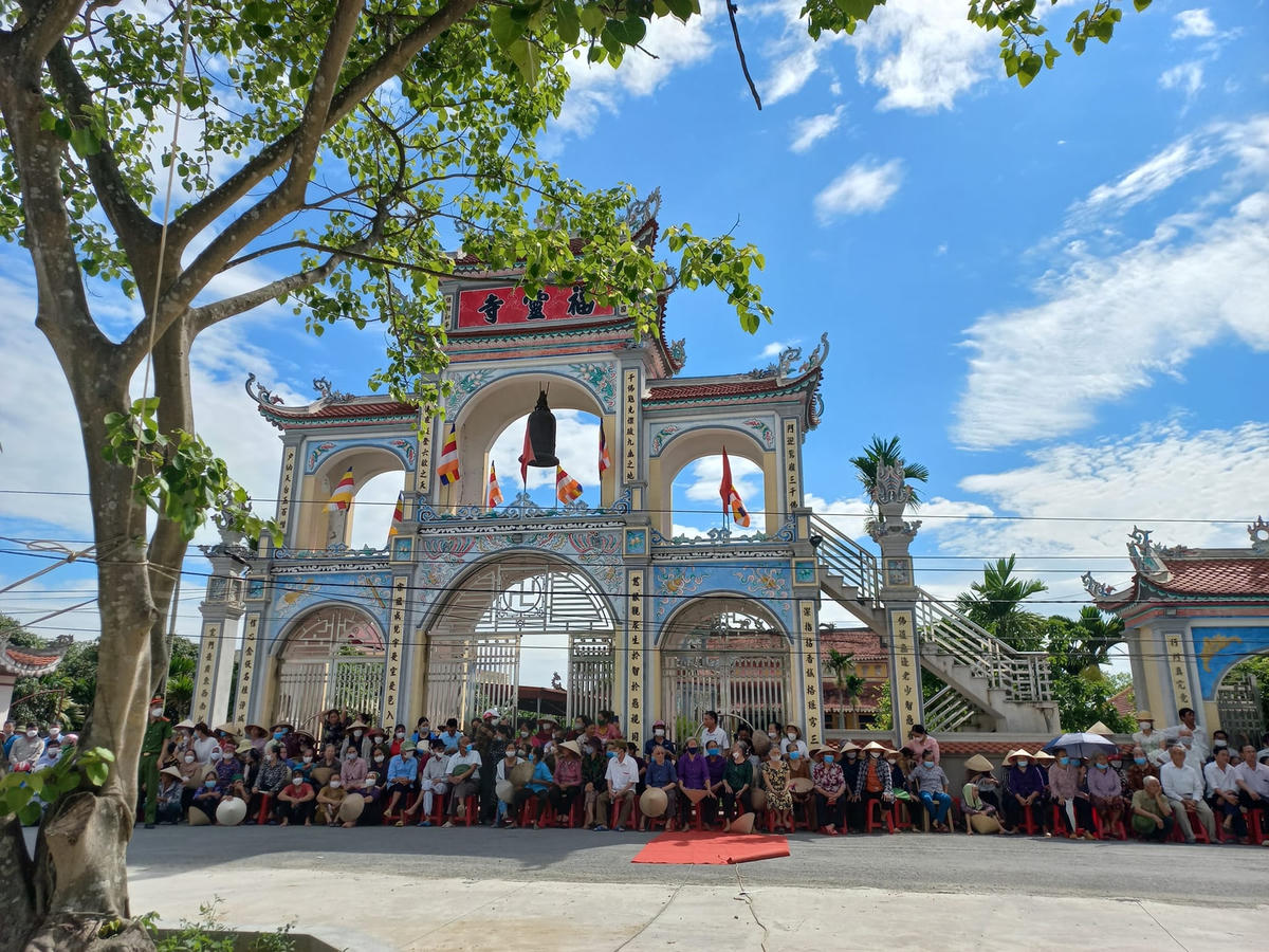 Người dân xã Yên Phong (huyện Ý Yên, Nam Định), nơi có dự án cầu Bến Mới trong ngày dự án được triển khai. 