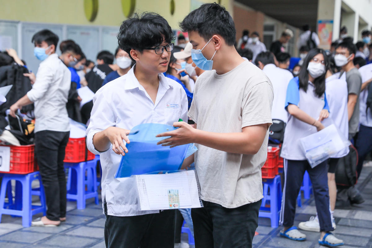 Thí sinh kết thúc ngày thi đầu tiên (7/7) tại điểm trường THCS Nghĩa Tân (Hà Nội) với tâm trạng thoải mái. Ảnh: Quang Vinh.