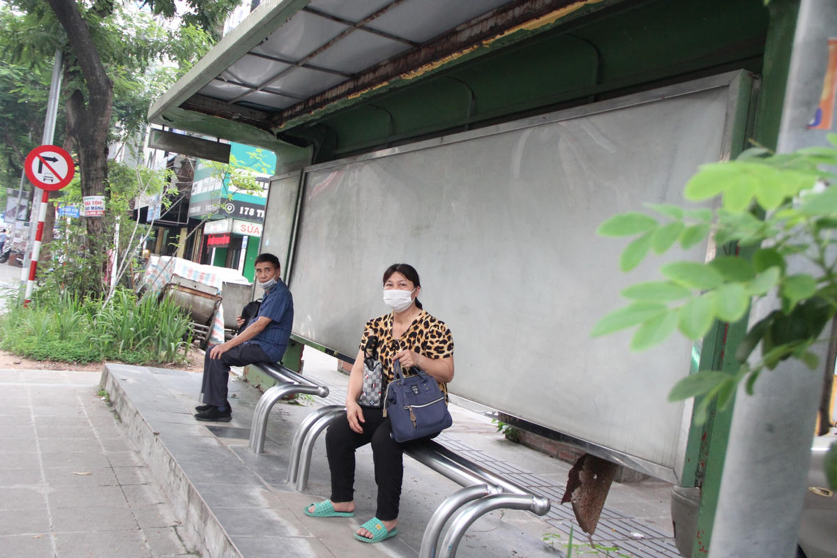 Tuy nhiên cho đến nay vẫn còn nhiều nhà chờ xe buýt bị hư hỏng, xuống cấp chưa được tu sửa, lắp đặt mới, không đảm bảo để đáp ứng nhu cầu cho khách hàng.