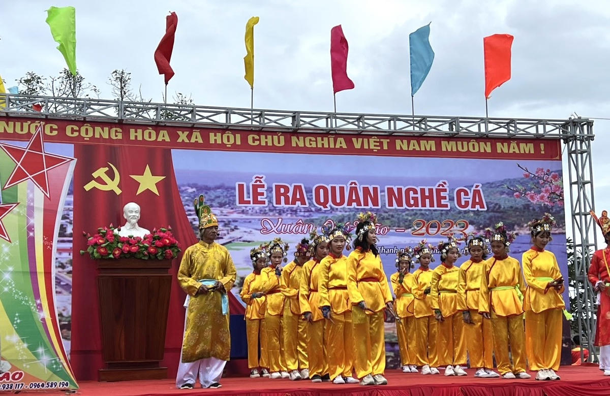 Các tiết mục hát bả trạo, hát sắc bùa.