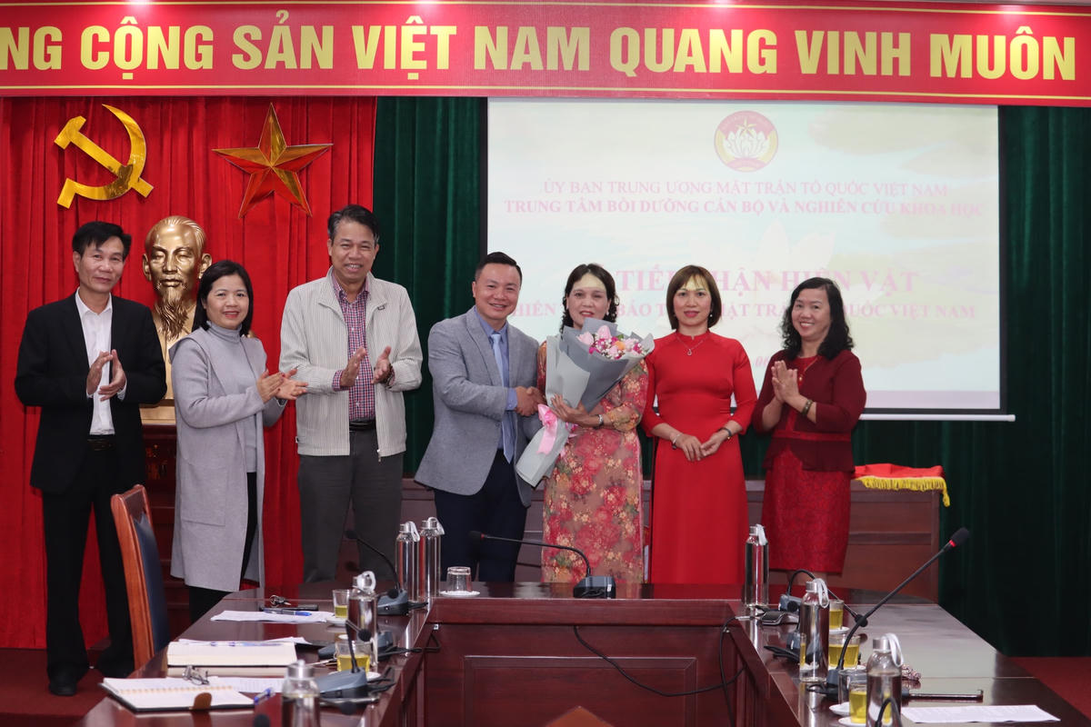 Lãnh đạo Trung tâm Bồi dưỡng cán bộ và Nghiên cứu khoa học MTTQ Việt Nam tặng hoa cho bà Nguyễn Thị Nhị.