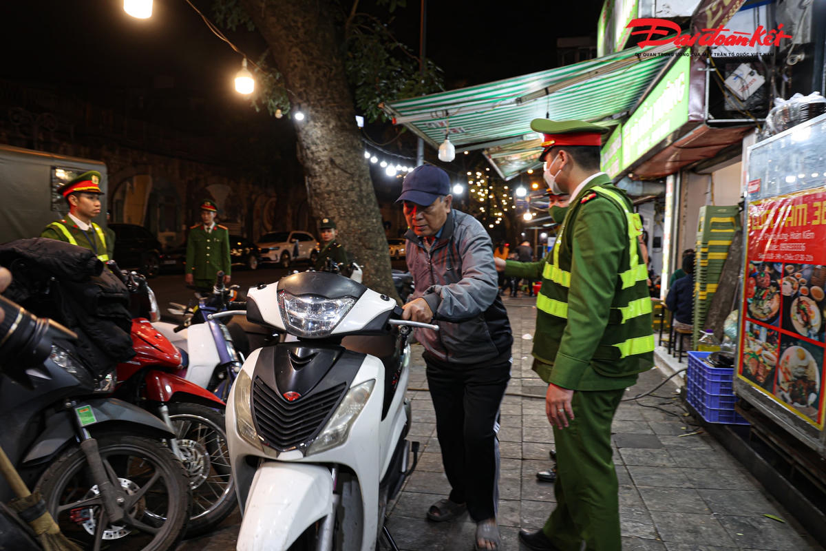 “Vỉa hè tuyến phố Hàng Mã và các tuyến phố cổ khá nhỏ, do nhà ở chật hẹp nhưng tập trung nhiều cửa hàng kinh doanh, dịch vụ dẫn đến tình trạng chiếm dụng lòng đường, hè phố để kinh doanh. Vì vậy, kéo theo tình trạng quá tải về hạ tầng đô thị, tình hình trật tự đô thị, an toàn giao thông có nhiều diễn biến phức tạp do các hộ kinh doanh lấn chiếm vỉa hè, gây ùn tắc giao thông cục bộ, vệ sinh môi trường không đảm bảo, an ninh trật tự tiềm ẩn phức tạp”, ông Đào Quang Năm chia sẻ.