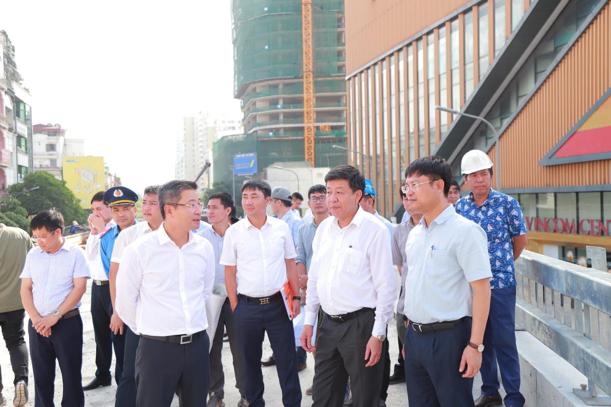 Vừa qua, Phó Chủ tịch UBND TP Hà Nội Dương Đức Tuấn đi kiểm tra công trình cầu vượt chữ C, tại nút giao giao thông đường Chùa Bộc - Phạm Ngọc Thạch, quận Đống Đa.