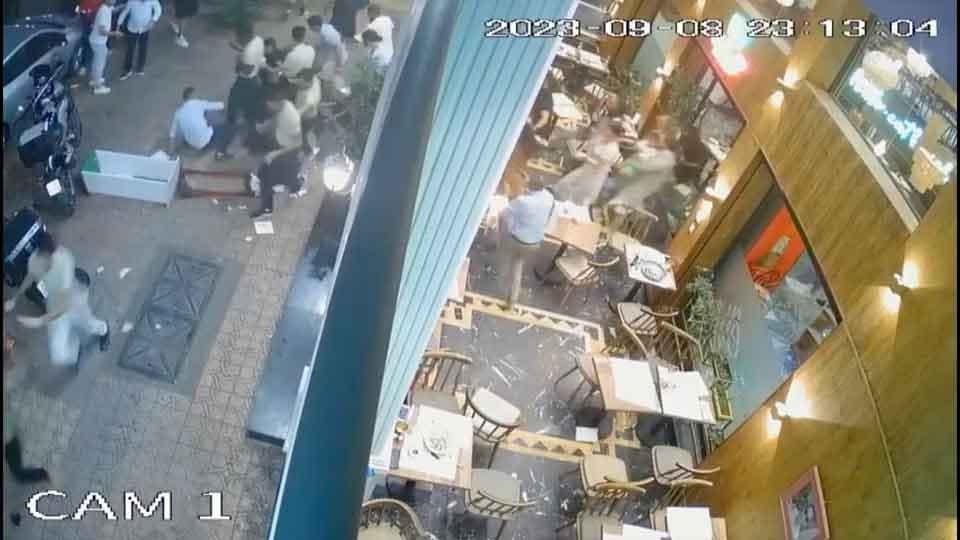 Mọi người bỏ chạy khi trận động đất mạnh ập đến Marrakech. Ảnh: Reuters.