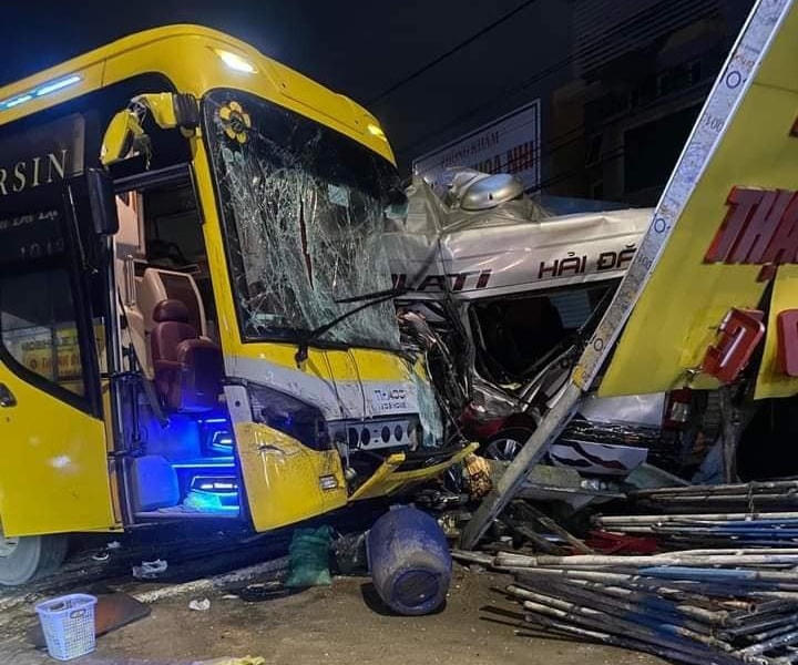 Phần đầu xe khách Thành Bưởi sau vụ tai nạn.