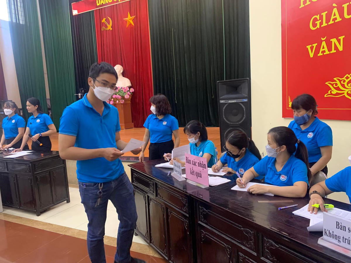 Phụ huynh đăng ký nhập học cho con tại Trường Mầm non Hoàng Liệt.