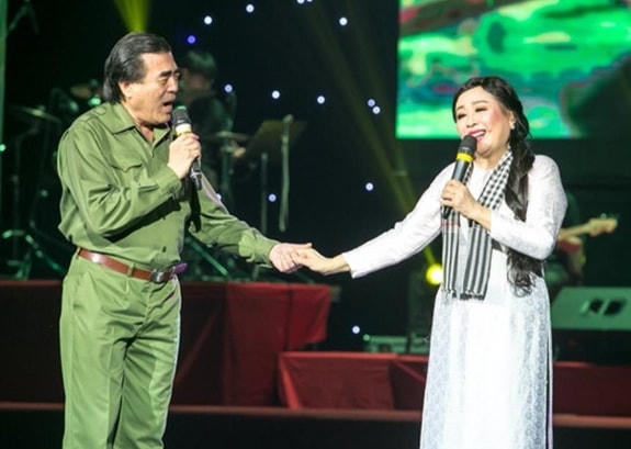 NSND Trung Đức khiến khán giả thổn thức khi hát những ca khúc về người lính, về chiến trường. 