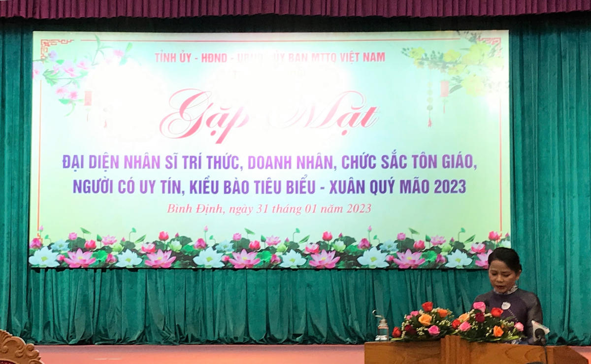 Ủy viên Ban Thường vụ Tỉnh ủy, Trưởng ban Ban Dân vận Tỉnh ủy, Chủ tịch Ủy ban MTTQ Việt Nam tỉnh Bình Định Nguyễn Thị Phong Vũ thông tin về tình hình kinh tế -xã hội và kết quả công tác Mặt trận tỉnh năm 2022.
