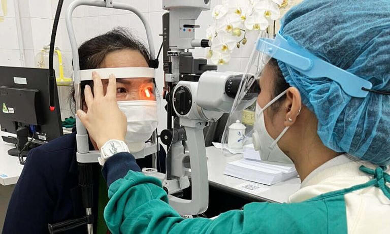 Khám bệnh đau mắt đỏ cho học sinh.