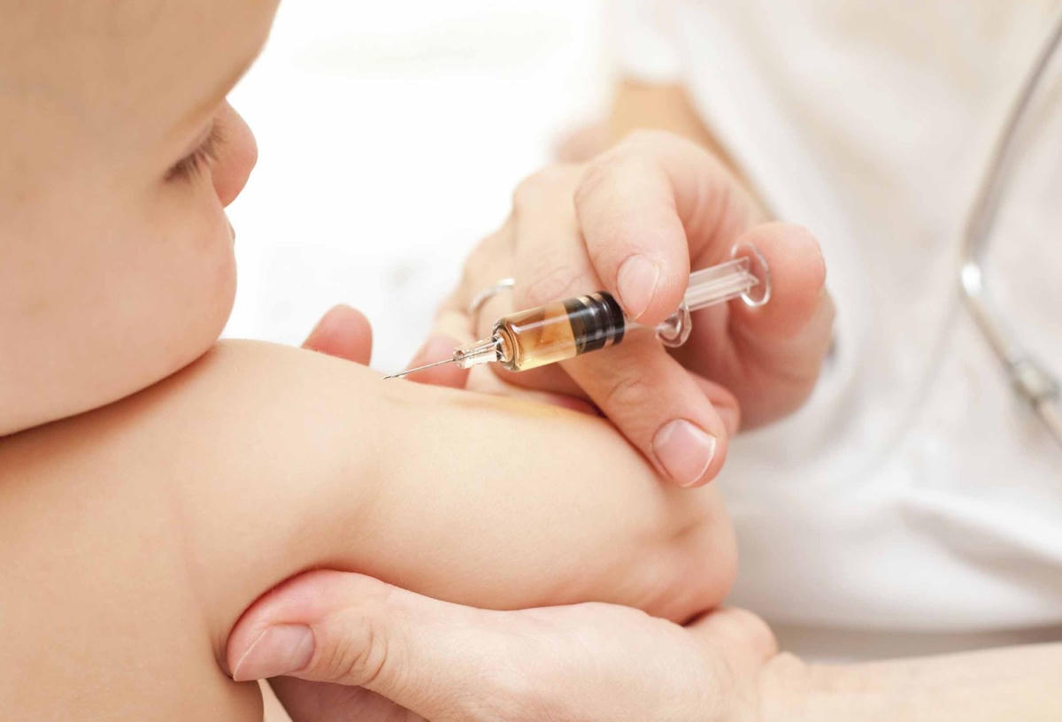 Phụ huynh cần có kế hoạch tiêm vaccine sớm cho trẻ, tiêm đúng theo độ tuổi, đúng lịch trình.