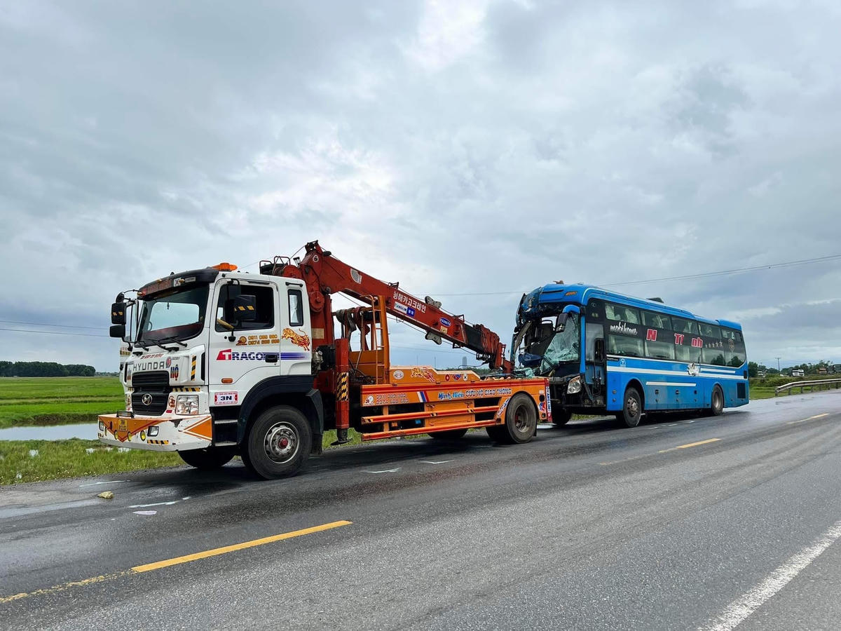 Phương tiện bị hư hỏng nặng sau vụ va cham.