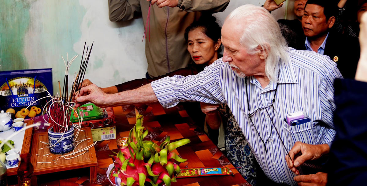 Peter Mathews thành kính dâng hương.