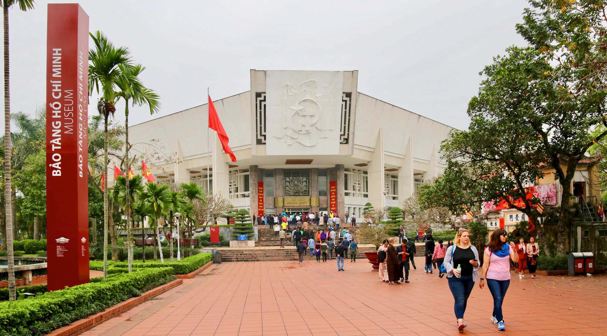 Bảo tàng Hồ Chí Minh hiện đang là một điểm đến thu hút đông đảo du khách tới tham quan.