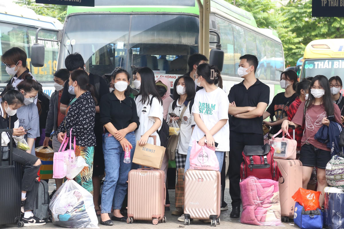"Một số tuyến dự kiến sẽ có lượng hành khách tăng mạnh như Hà Giang, Quảng Ninh, Nam Định, Nình Bình, Thanh Hoá, Thái Bình, Lào Cai, Sơn La. Dự kiến lượng hành khách sẽ bắt đầu tăng cao từ chiều tối ngày 28/4/2023 đến hết ngày 4/5/2023", ông Hùng phân tích.