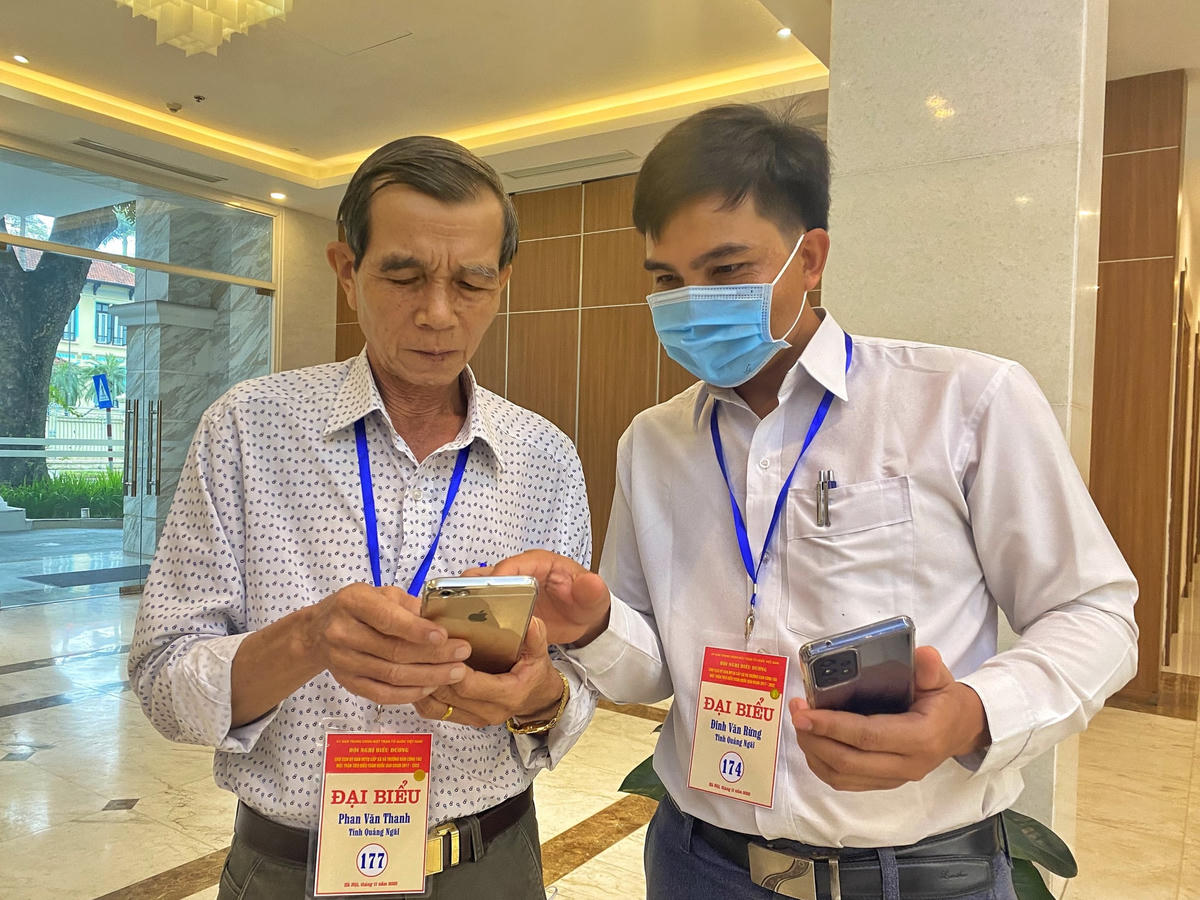 Các đại biểu tỉnh Quảng Ngãi trao đổi thông tin về các hoạt động trong những ngày diễn ra Hội nghị.