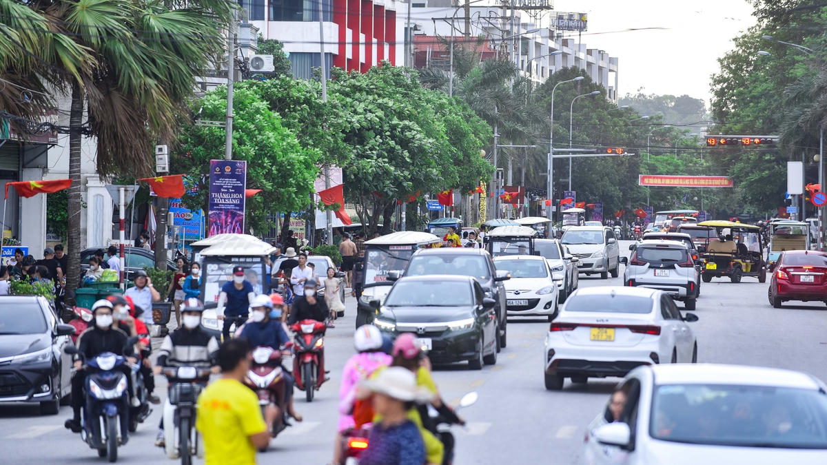 Do lưu lượng người và phương tiện tham gia giao thông tăng đột biến nên lực lượng cảnh sát giao thông TP Sầm Sơn đã huy động 100% quân số đứng chốt chặn tại các tuyến đường chính như đại lộ Nam Sông Mã, QL45, đường Hồ Xuân Hương… để phân luồng, hướng dẫn các phương tiện giao thông không để xảy ra tình trạng ùn tắc trên các tuyến đường.  