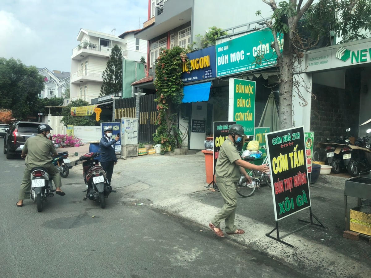 Đội quản lý trật tự đô thị phường Hiệp Bình Chánh, TP Thủ Đức kiểm tra, xử phạt cơ sở kinh doanh lấn chiếm vỉa hè trên địa bàn.