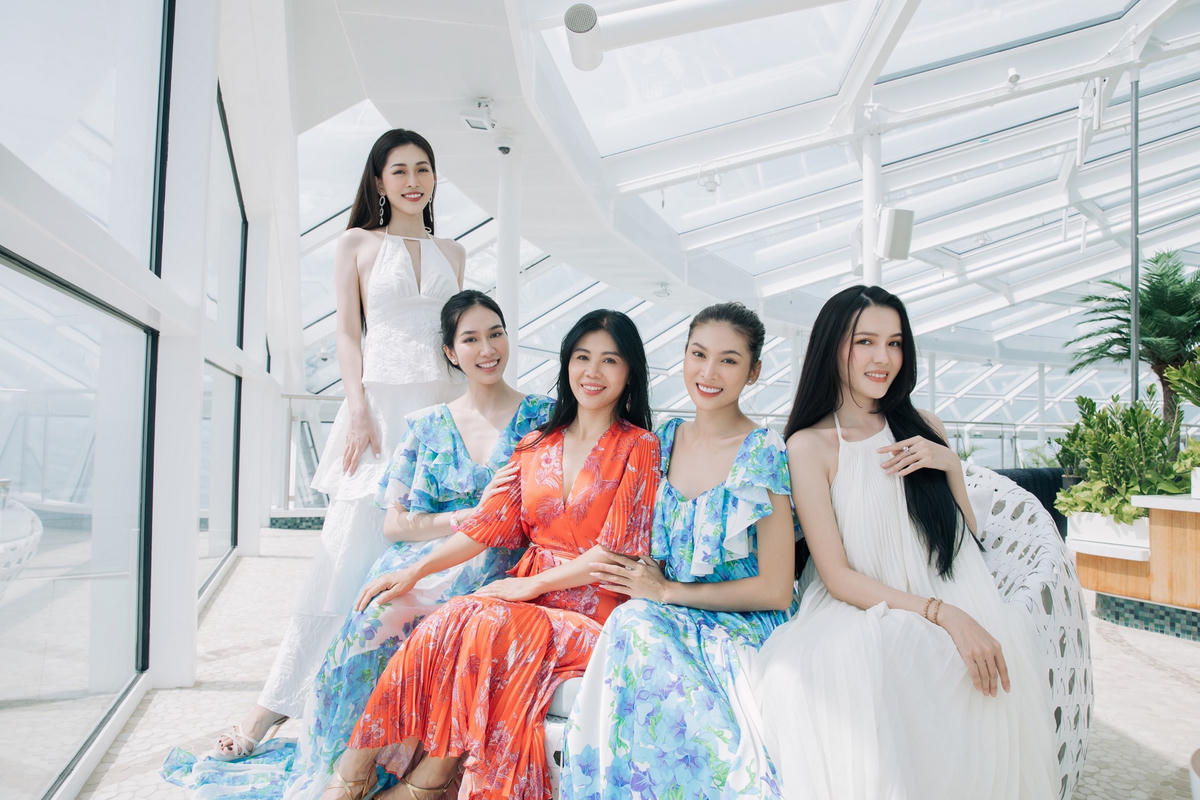 Tham gia chuyến đi còn có mẹ của Phương Anh, cặp đôi Phương Nga - Bình An và Hoa Khôi Thúy Vi.
