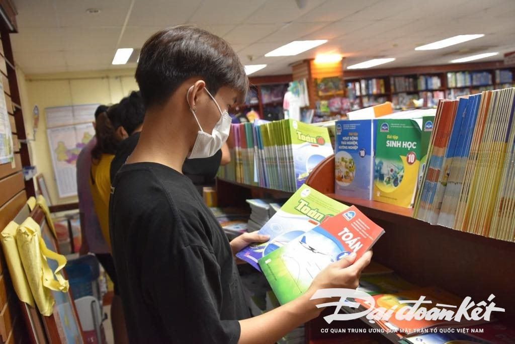 Học sinh tìm mua SGK tại hiệu sách. Ảnh: Hoàng Chiến.