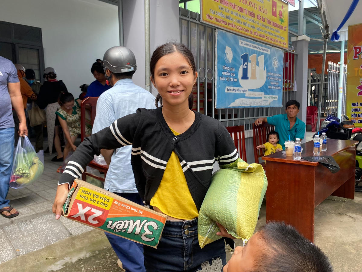 Niềm vui của một chị công nhân sau khi mua hàng tại phiên chợ "0 đồng".