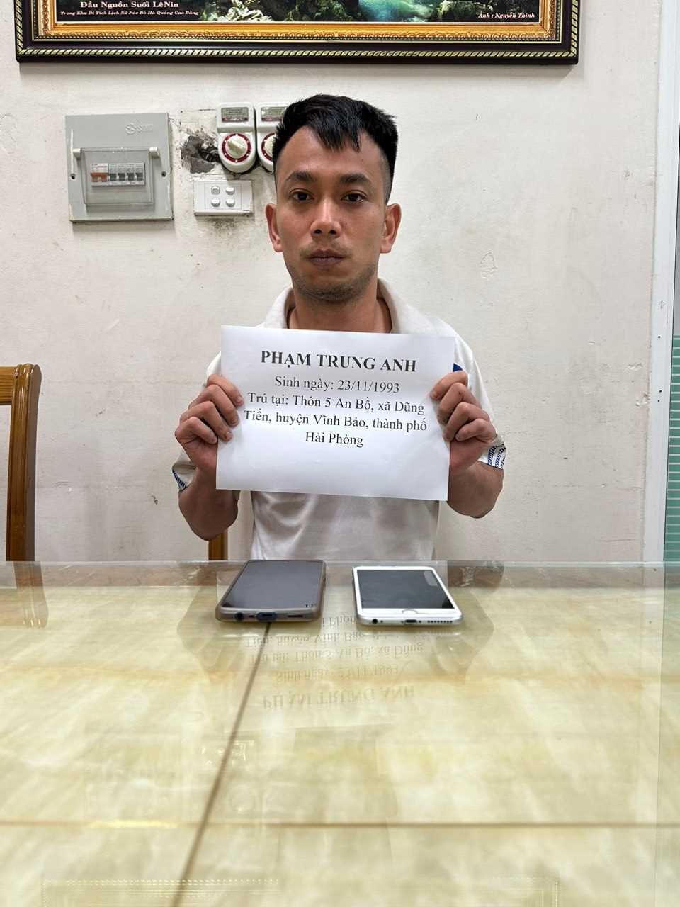 Đói tượng Phạm Trung Anh.