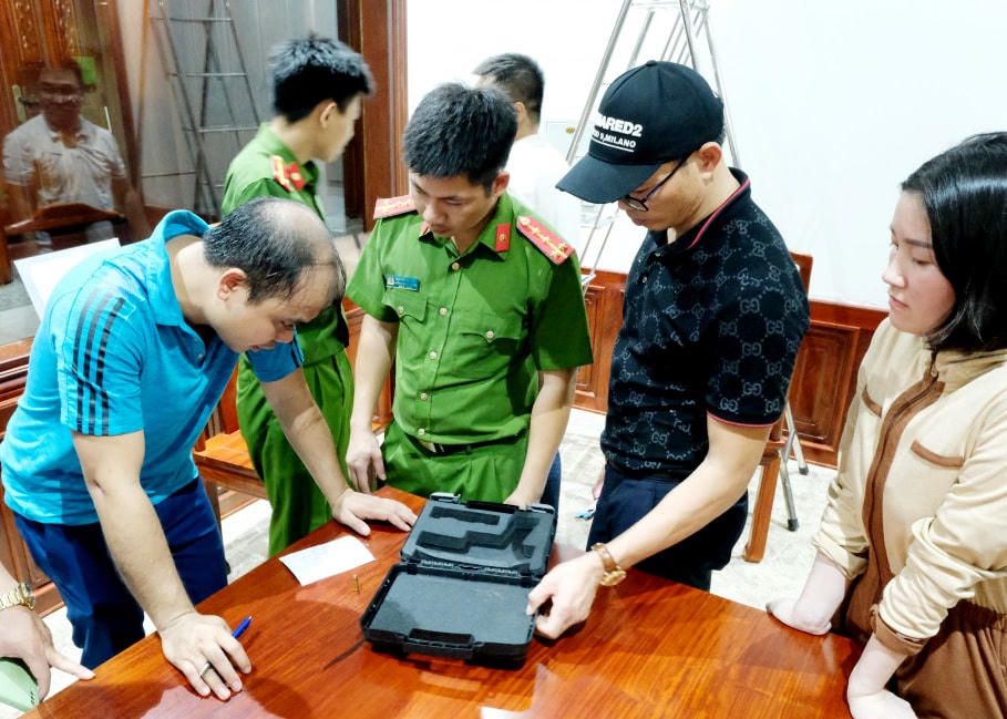 Cơ quan công an điều tra tiếng nổ trong đêm tại tổ dân phố 2, thị trấn Hương Khê.